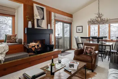 Image de Avant-poste: Huckleberry 3124 - Dernier étage, unité d'extrémité avec foyer au bois!