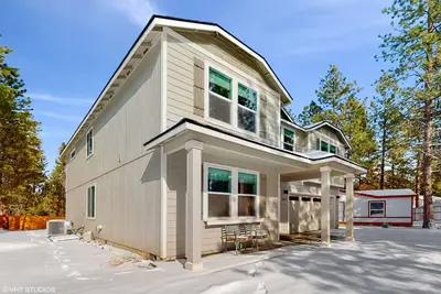 Image de Magnifique retraite Creater Road avec 6 chambres et 3 salles de bain sur 1. 2 acres.