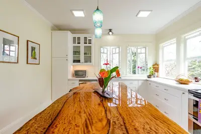 Image de Style de plantation magnifiquement rénové Hilo Home