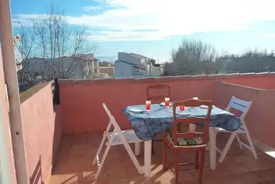 Image de Appartement avec terrasse bien ensoleillée et petite vue mer
