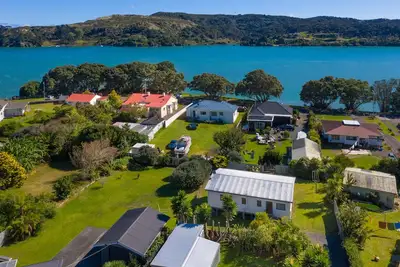 Image de Retraite de plage Raglan moderne de 2 chambres avec grande terrasse extérieure