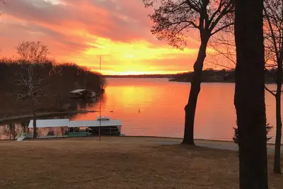 Image de Grande maison au bord de l'eau à l'extrémité sud sur une superficie privée, des terrasses, un quai et une cabane dans les arbres
