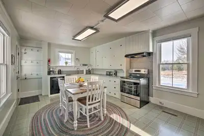 Image de Nouveau! Maison historique Waldoboro - Rénovée avec terrasse!