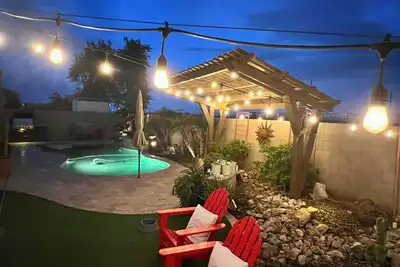 Image de A pet-friendly cozy 4 bedroom home with a resort style pool in the backyard.