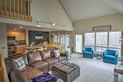 Image de Nouveau! Grande maison de ski noire avec accès à la cheminée et cheminée!