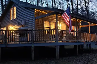 Image de Marcher au centre-ville de Helen - 1 Br avec King et Loft w / Queen