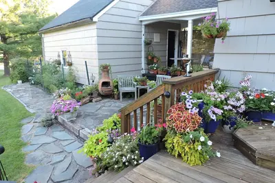 Image de Ne Cayuga Heights avec une Nouvelle extension Master Suite