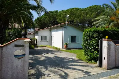 Image de Villetta Casaisoladelba, à 80 mètres de la plage dans le parc, wifi, parking.