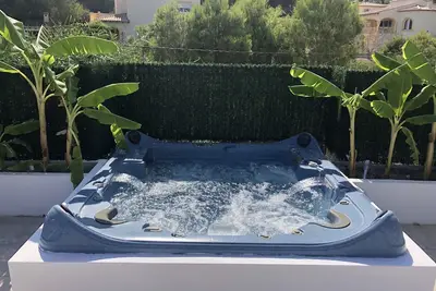 Image de Maison moderne Bella Galera, grande piscine et jacuzzi