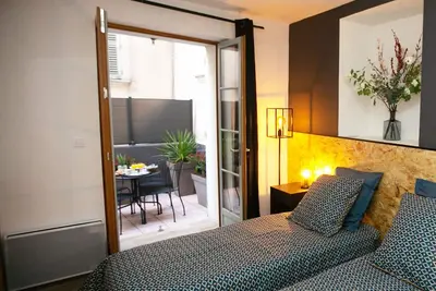 Image de 2 pièces climatisées avec patio - centre de Toulon