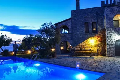 Image de Château avec piscine! Superbe vue mer à 1 km de la plage