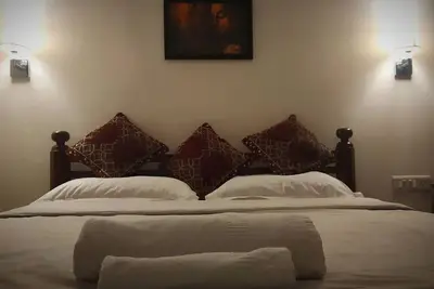 Image de Chambre privée confortable avec salle de bain attenante et jardin