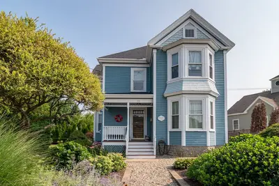 Image de Escapade victorienne à proximité de la plage, du centre-ville et du train!