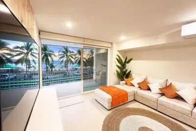 Image de Beachfront 2br Condo - Rooftop lounge, Pool, Gym & Coworking –1 Min to Main St