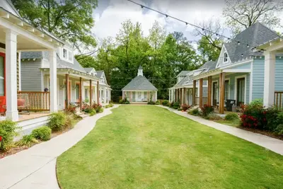 Image de Beau centre-ville Auburn Cottage dans un cadre pittoresque