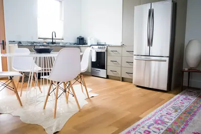 Image de Ferme moderne scandinave de luxe - Près des pentes et du centre de conventions de Sandy!