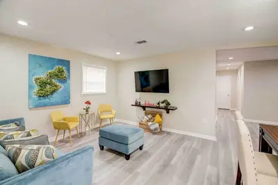 Image de C'est une belle maison rénovée avec des meubles modernes et de nouveaux appareils