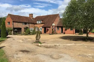 Image de Cottage converti avec sympathie à partir de bâtiments de ferme au cœur de Surrey Hills