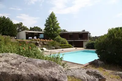 Image de Villa moderne dans un environnement calme avec un vaste jardin et une piscine