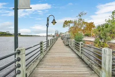 Coeur Du Centre-Ville (Riverwalk, River View, Walk to Shopping, Dining, and Spirits)