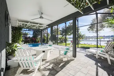 Image de Magnifiquement nommé Lakefront maison dans un quartier calme, avec piscine et bain à remous