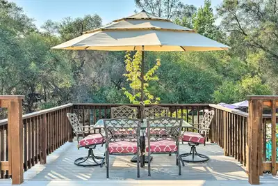 Image de Nouveau! Maison «Gold Country» avec piscine, bain à remous et foyer