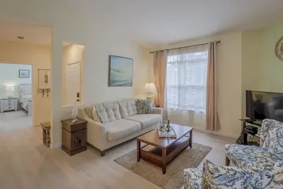 Image de Nouveau - Superbe, entièrement rénové dans une communauté fermée - à quelques minutes de la plage