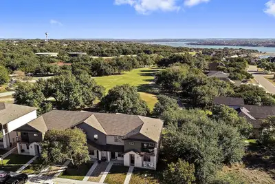 Image de Nouvelle maison du lac Travis sur le terrain de golf avec voiturette de golf