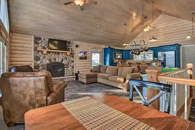 Image de Nouveau! Cabane Woodsy sur le lac Camp w / Slip Boat & Dock!