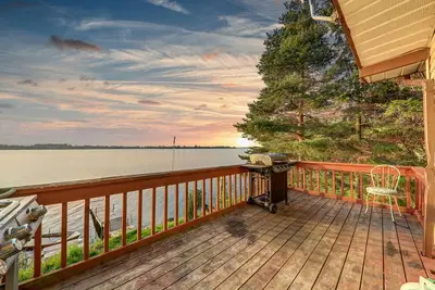 Image de Lakefront Cottage, 6 chambres, vue sur le lac, 1 heure de Toronto, bain à remous