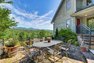 Image de Nouveau! Hilltop Home w / Panoramic Forest + Mtn Views!