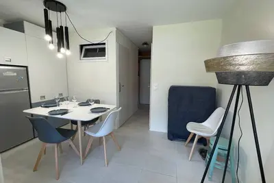 Image de Studio Cabine à 400m de la Plage, Rénové, Clim, Parking, 4 Couchages, Tv, Lave-linge, Lave-vaisselle