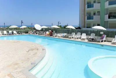 Image de Joli appartement avec piscine, internet, climatisation, Tv, terrasse, animaux admis et parking