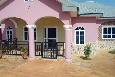 Image de Green Square Guest House est une maison avec huit chambres privées chacune avec son. .