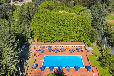 Image de Appartement dans une maison de vacances avec Wifi, piscine, Tv, terrasse, animaux admis, parking