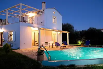 Image de Villa Iolis, avec piscine privée, dans un environnement naturel calme