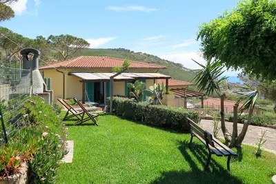 Agréable appartement pour 5 personnes avec Wifi, Tv, patio et parking