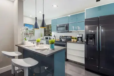 Image de Villa de vacances moderne près de la plage / aéroport / Wynwood / Design District w. Parking