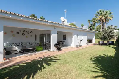 Image de Villa d'un étage au design moderne à Los Monteros