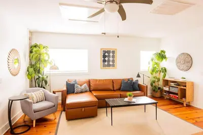 Image de Charleston's Prime Location - Newly Furnished!