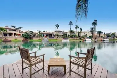 Image de Propriété au bord du lac!