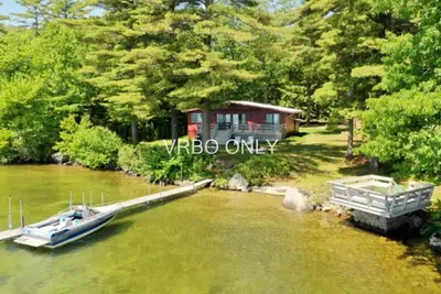 Prime, propriété privée au bord de l'eau sur Winnipesaukee avec amarrage et parking amplement