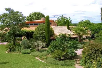 Image de Villa d'architecte atypique avec grand jardin, superbe espace piscine dans Uzès