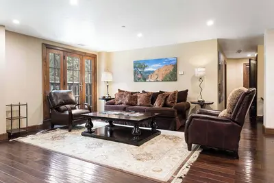 Image de Des touches traditionnelles remplissent Ascent # 201, créant un lieu de repos confortable pour que vous puissiez profiter pendant vos vacances