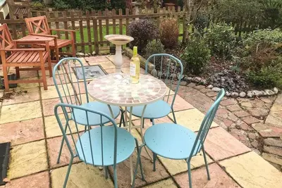 Image de Cherry Tree Cottage est situé dans le village idyllique de Briston.