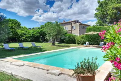 Image de Charmant Mas Familial en Provence, grande piscine et parc arboré, centre village