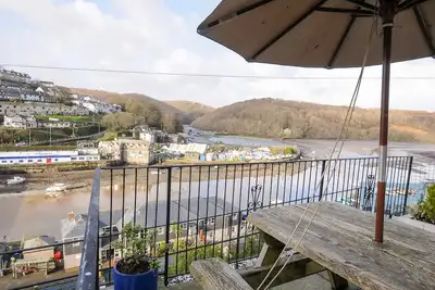 Elmbank, pet friendly, character holiday cottage in Looe
