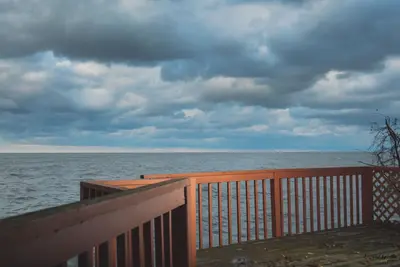 Image de 3 chalets sur le Strip, Lakefront, Sleep 18, Ac, WiFi, Firepit, Deck over Lake,