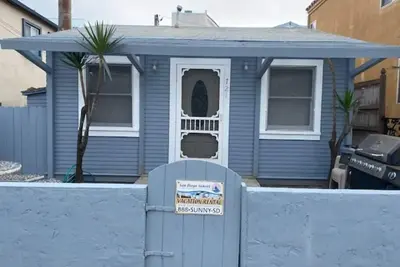 Image de Beach Cottage, 2 Bedroom. . . steps to Ocean! !