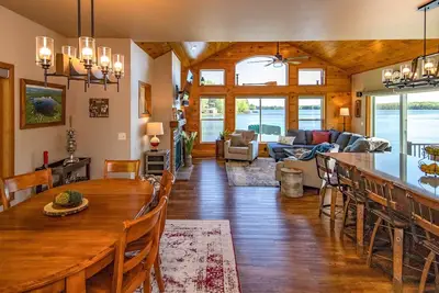 Image de Nouveau! Waterfront Northwoods Cabin sur le lac Bearskin!